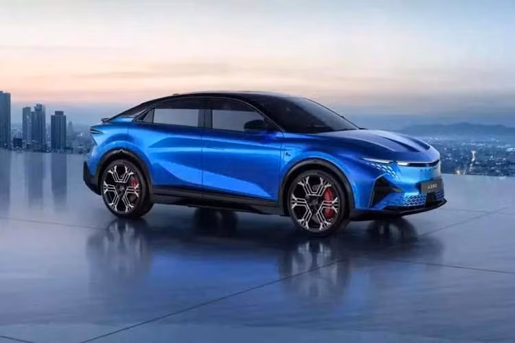 Tuy nhiên, nếu Alpine A390 muốn cạnh tranh với Porsche Macan Electric, thì giá của nó phải thấp hơn. Mẫu xe này có giá khởi điểm 78.000 đô la (tương đương 57.935 bảng Anh) cho phiên bản cơ bản, với công suất 355 mã lực và khả năng tăng tốc từ 0 đến 60 dặm/giờ (97 km/h) trong 5,4 giây, và có giá ít nhất 109.500 đô la (81.330 bảng Anh) cho phiên bản Turbo, với công suất 630 mã lực, chỉ mất 3,1 giây để tăng tốc 0-100 km/h.