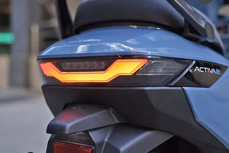 Về vận hành, thông số của Activa e: cho thấy đây không phải mẫu xe thiên về tốc độ, mà ưu tiên sự êm ái và kiểm soát. Công suất 6 kW, mô-men xoắn 22 Nm, tốc độ tối đa 80 km/h cùng ba chế độ lái đáp ứng tốt nhu cầu đi lại hàng ngày. Tính năng số lùi điện tử – vốn hiếm gặp trong phân khúc – cũng cho thấy Honda định vị Activa e: cao hơn một chiếc xe điện phổ thông đơn thuần.