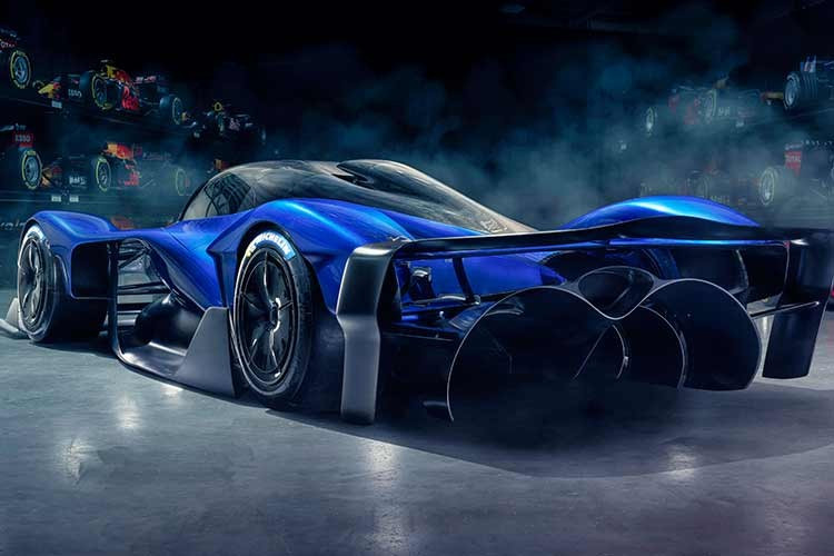 Bên cạnh đó là một mô-tơ điện bổ trợ công suất 203 mã lực, nâng tổng công suất của hệ truyền động hybrid lên hơn 1.200 mã lực. RB17 còn được trang bị hệ thống treo chủ động, công nghệ vốn bị cấm trong khuôn khổ giải đua F1 nhưng được tự do phô diễn sức mạnh trên mẫu xe này.