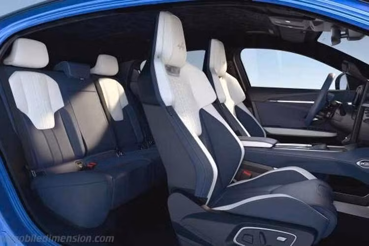 Những trang bị này bao gồm hỗ trợ giữ làn đường, cảnh báo và can thiệp điểm mù, hỗ trợ phanh khẩn cấp, cảnh báo khoảng cách an toàn, giám sát sự tập trung của người lái, cảnh báo người đi bộ khi lùi xe và cảnh báo khi ra khỏi bãi đỗ xe (cả xe và người đi bộ), hệ thống camera 360 độ, v.v.