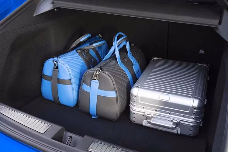 Nếu bạn chọn phiên bản Alpine A390 Premiere Edition 2026 thay vì phiên bản GT, bạn sẽ nhận được bộ mâm xe 20 inch khác, kẹp phanh sơn màu xanh lam, cờ Pháp trên cột C, mái xe màu đen, gói Driving Pack (hỗ trợ đỗ xe rảnh tay và hỗ trợ lái chủ động), ghế thể thao Sabelt bọc da Nappa hai tông màu, ghế trước chỉnh điện với chức năng nhớ vị trí, sưởi ấm và massage, cùng bộ sạc AC ba pha 22 kW với khả năng sạc hai chiều.