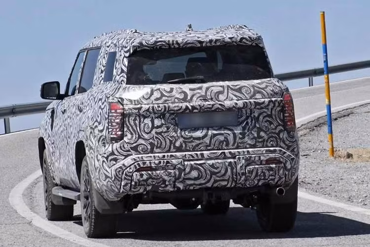 Tên gọi Pajero cũng được sử dụng cho 3 thế hệ của đàn em Mitsubishi Pajero Sport vốn ra đời dựa trên nền tảng khung gầm của Triton, được sản xuất từ năm 1996 cho đến nay. Pajero Sport cũng là một ứng cử viên sáng giá cho một đợt nâng cấp lớn vì khi thế hệ hiện tại đã được bán ra từ năm 2015.