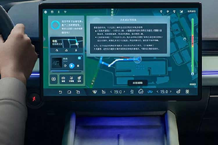 Trong khi đó, Joy được trang bị bộ pin lithium-sắt-phosphate BYD Blade nhỏ gọn 49,9 kWh, có khả năng lưu trữ đủ năng lượng cho quãng đường di chuyển lên đến 321 dặm (517 km) theo đánh giá khá lạc quan của Trung Quốc đối với phiên bản Joy.