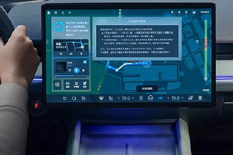 Trong khi đó, Joy được trang bị bộ pin lithium-sắt-phosphate BYD Blade nhỏ gọn 49,9 kWh, có khả năng lưu trữ đủ năng lượng cho quãng đường di chuyển lên đến 321 dặm (517 km) theo đánh giá khá lạc quan của Trung Quốc đối với phiên bản Joy.