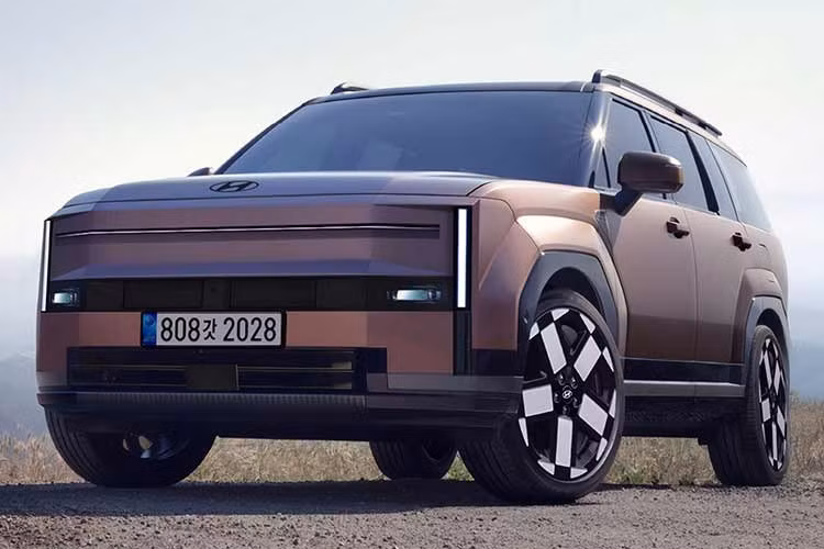 SantaFe facelift: SUV gia đình tinh chỉnh nhẹ ﻿Thay vì thay đổi hoàn toàn, Santa Fe 2026 sẽ được nâng cấp nhẹ về thiết kế và tính năng vào tháng 10/2026. Các thay đổi tập trung vào trải nghiệm nội thất với bố cục mới, màn hình trung tâm Pleos, cùng bảng đồng hồ tối giản phía sau vô-lăng. Xe cũng sẽ loại bỏ hộp số ly hợp kép DCT nhằm tăng độ tin cậy vận hành.