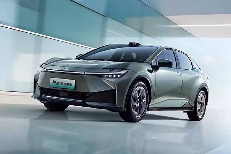 Khoang cabin được trang bị màn hình cảm ứng ngang 15,6 inch bên cạnh màn hình 12,8 inch và cụm đồng hồ kỹ thuật số. Hệ thống đèn chiếu sáng nội thất và trợ lý giọng nói AI cũng được tích hợp. Mẫu xe này sẽ sớm được đưa vào sản xuất. Toyota sẽ bắt đầu giao hàng tại Trung Quốc trong quý đầu tiên năm 2026.