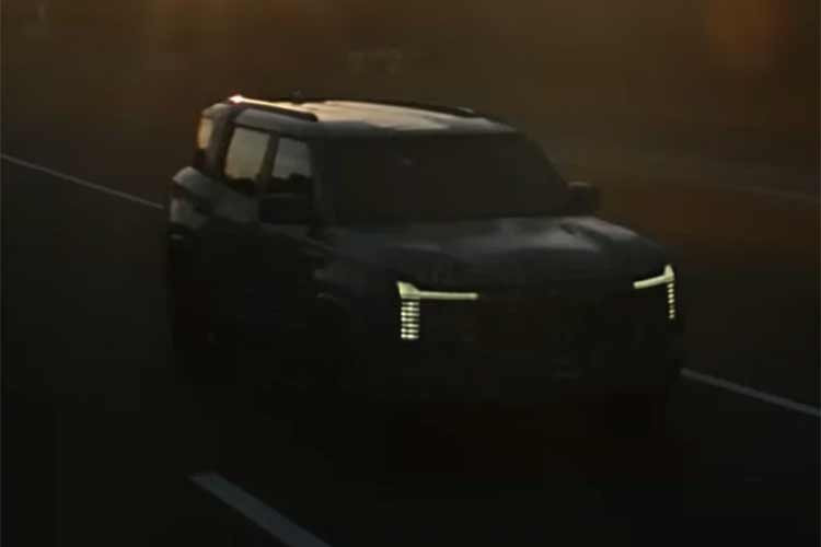 Sau thời gian dài im ắng, Mitsubishi mới đây đã bất ngờ hé lộ hình ảnh đầu tiên về mẫu Pajero Sport thế hệ mới – SUV phát triển dựa trên nền tảng Triton. Sự xuất hiện này được lồng ghép khéo léo trong video tổng kết cuối năm của hãng, nhân dịp kỷ niệm thành tích tại các giải đua danh giá như WRC và Paris-Dakar.