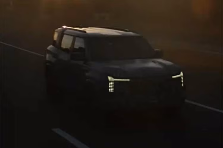 Sau thời gian dài im ắng, Mitsubishi mới đây đã bất ngờ hé lộ hình ảnh đầu tiên về mẫu Pajero Sport thế hệ mới – SUV phát triển dựa trên nền tảng Triton. Sự xuất hiện này được lồng ghép khéo léo trong video tổng kết cuối năm của hãng, nhân dịp kỷ niệm thành tích tại các giải đua danh giá như WRC và Paris-Dakar.