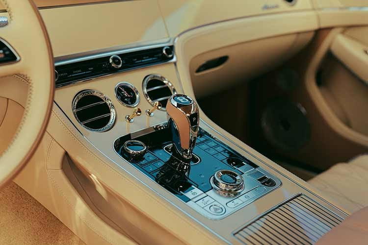 Bentley Continental GTC Speed ​​là một cỗ máy tốc độ đáng kinh ngạc, sở hữu công suất 771 mã lực và mô-men xoắn 738 pound-feet (1.000 Nm) từ hệ thống truyền động xăng-điện, tăng 11% và 19% so với Continental GT Speed ​​sử dụng động cơ W12.