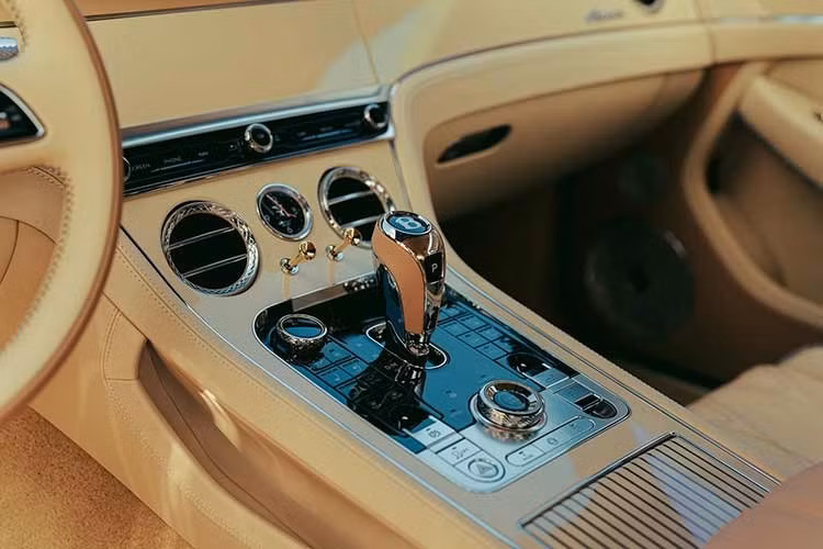 Bentley Continental GTC Speed ​​là một cỗ máy tốc độ đáng kinh ngạc, sở hữu công suất 771 mã lực và mô-men xoắn 738 pound-feet (1.000 Nm) từ hệ thống truyền động xăng-điện, tăng 11% và 19% so với Continental GT Speed ​​sử dụng động cơ W12.