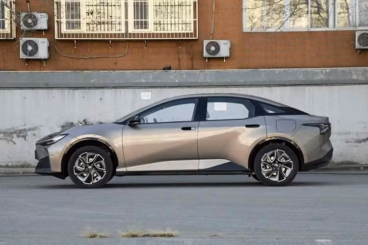 Mẫu xe sedan điện Toyota bz3 phiên bản Smart Home Edition là phiên bản đặc biệt của mẫu xe này và chỉ dành riêng cho thị trường Trung Quốc với hai phiên bản. Phiên bản Toyota bZ3 Smart Home Edition Joy có giá khởi điểm 109.800 nhân dân tệ (khoảng 15.700 đô la), trong khi phiên bản Pro có giá từ 129.800 nhân dân tệ (khoảng 18.600 đô la).