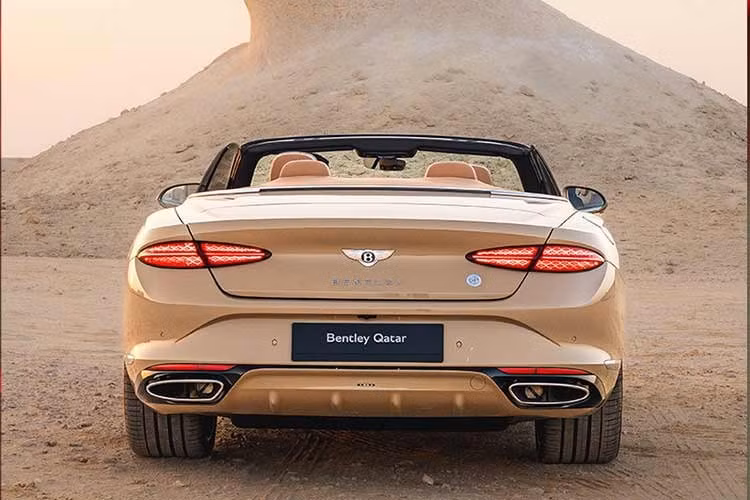 Các chi tiết mạ crôm thường thấy càng làm tăng thêm vẻ sang trọng cho toàn bộ chiếc xe Continental GTC Azure Mulliner Qatar Edition độ bản nhà Bentley. Đáng chú ý là bộ mâm xe có họa tiết hình cánh quạt với lớp hoàn thiện màu bạc để phù hợp hơn với lớp sơn tinh tế đó.