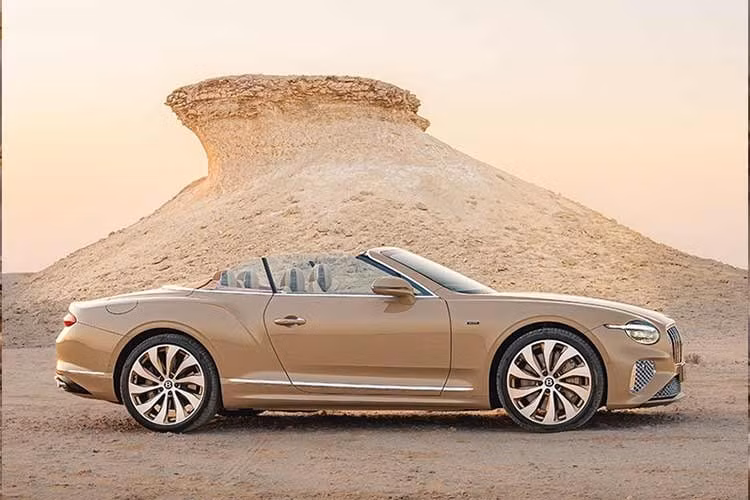 Bentley Continental GTC Azure Mulliner Qatar Edition được nhắc đến được cho là một khúc ca ngợi vẻ đẹp hoàng hôn vùng Vịnh, và toàn bộ ngoại thất (và cả những chi tiết khác) đều dựa trên cảm hứng đó. Lớp sơn có tên là Desert Sand (Cát Sa Mạc) và được mô tả là "một sắc màu mật ong phản chiếu ánh sáng vàng rực rỡ".