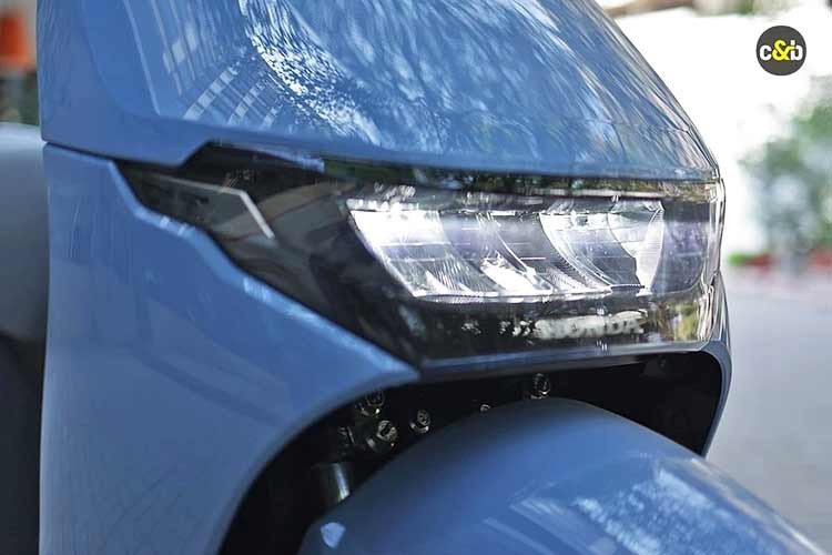 Về thiết kế, Activa e: mang dáng dấp quen thuộc với người dùng Việt. Kiểu dáng trung tính, sàn để chân phẳng, tư thế ngồi thoải mái gợi nhiều liên tưởng tới Honda Lead – một mẫu xe từng rất thành công tại thị trường trong nước. Đây là lợi thế không nhỏ, bởi xe điện vẫn là khái niệm mới với nhiều người dùng, và sự “quen mắt, quen tay” thường quyết định lớn tới khả năng xuống tiền.