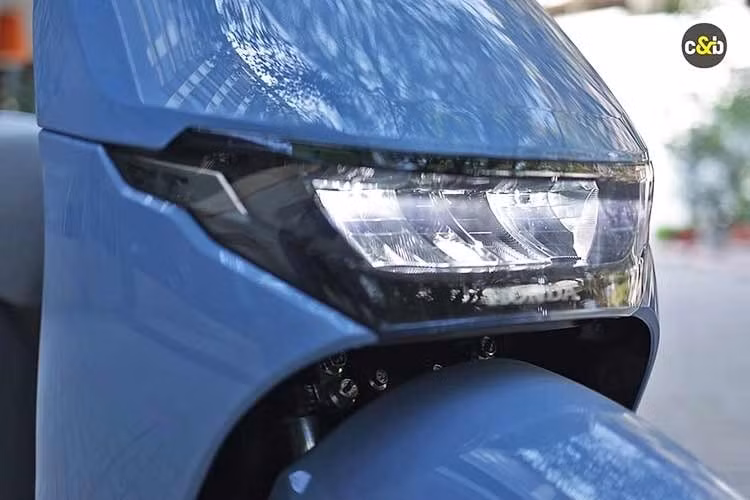 Về thiết kế, Activa e: mang dáng dấp quen thuộc với người dùng Việt. Kiểu dáng trung tính, sàn để chân phẳng, tư thế ngồi thoải mái gợi nhiều liên tưởng tới Honda Lead – một mẫu xe từng rất thành công tại thị trường trong nước. Đây là lợi thế không nhỏ, bởi xe điện vẫn là khái niệm mới với nhiều người dùng, và sự “quen mắt, quen tay” thường quyết định lớn tới khả năng xuống tiền.