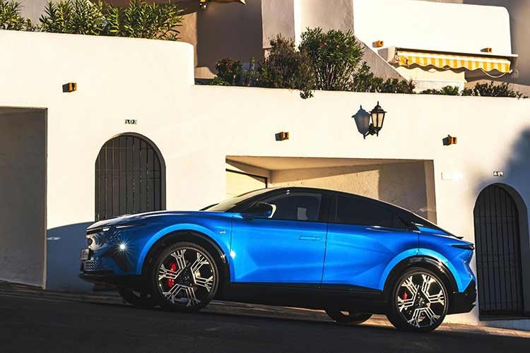 Xe sử dụng chung nền tảng AmpR Medium (CMF-EV) với Renault Megane E-Tech, Scenic E-Tech, Nissan Ariya, Leaf và Mitsubishi Eclipse Cross, và là một lựa chọn cao cấp hơn và thể thao hơn một chút so với các mẫu xe cùng dòng.