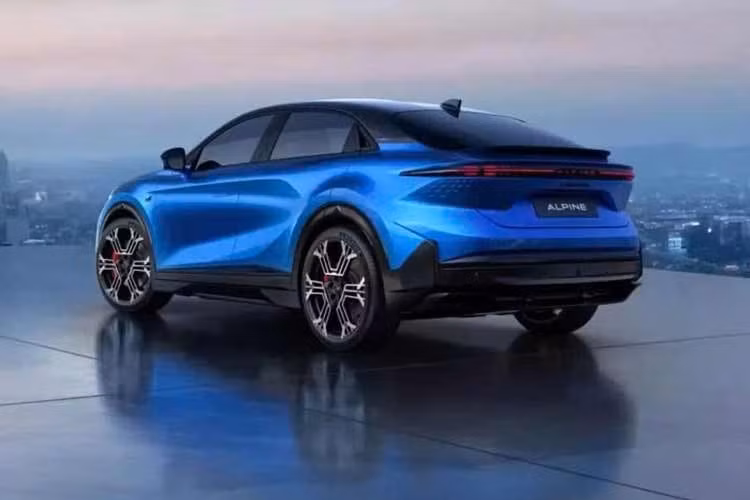 Alpine A390 có chiều dài từ cản trước đến cản sau là 4.615 mm, chiều cao là 1.525 mm và chiều rộng là 2.055 mm (bao gồm cả gương chiếu hậu). Chiều dài cơ sở là 2.708 mm. Điều này khiến nó nhỏ hơn một chút so với đối thủ mà hãng xe Pháp nhắm đến là Porsche Macan EV, có chiều dài cơ sở là 2.893 mm.