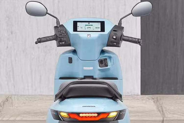 Ở khía cạnh công nghệ, Activa e: không hề bị cắt giảm quá mạnh. Màn hình TFT 7 inch, khóa thông minh, cổng sạc USB, khả năng kết nối ứng dụng Honda RoadSync Duo ở bản cao… đều là những trang bị đủ để thuyết phục người dùng đô thị.