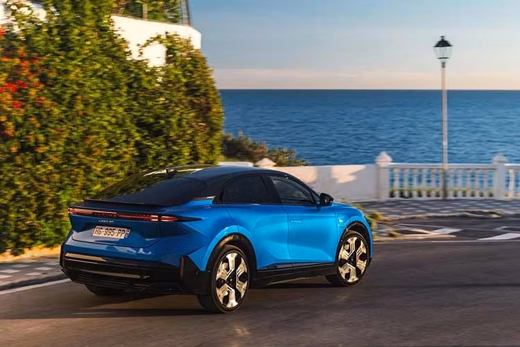 Được xem là mẫu xe thứ hai của thương hiệu trong "Dream Garage" yên tĩnh tuyệt đối, sau A290, Alpine A390 sẽ có ba phiên bản khi ra mắt tại Anh. Bao gồm phiên bản GT, phiên bản Premiere Edition được xây dựng dựa trên phiên bản GT, cố gắng thu hẹp khoảng cách giữa phiên bản cơ bản và phiên bản cao cấp nhất, sau cùng là phiên bản GTS.