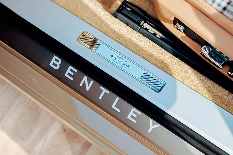 Nếu bạn nghĩ rằng nhà sản xuất ôtô hạng sang thương hiệu Anh quốc chỉ giới hạn những tính năng đặc biệt của chiếc Bentley Continental GTC Azure Mulliner Qatar Edition này ở ngoại thất, thì bạn đã nhầm. Chiếc xe này cũng ấn tượng không kém ở nội thất.