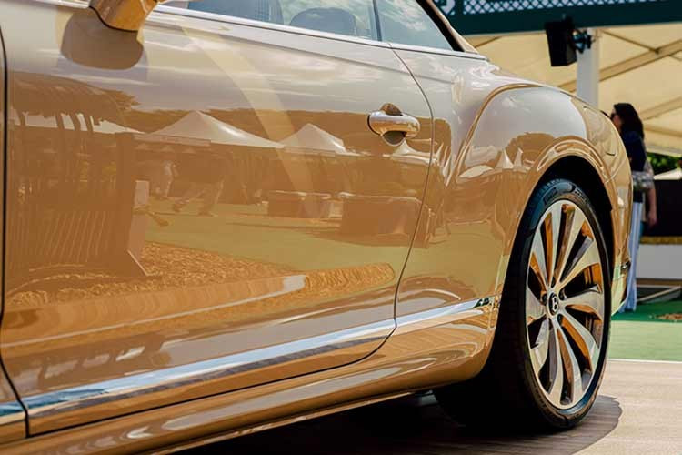 Ngoài ra, Continental GTC Azure Mulliner Qatar Edition đặc biệt này còn được trang bị hộp số ly hợp kép 8 cấp ( DCT ), vi sai chống trượt điện tử (eLSD) và hệ dẫn động bốn bánh toàn thời gian.