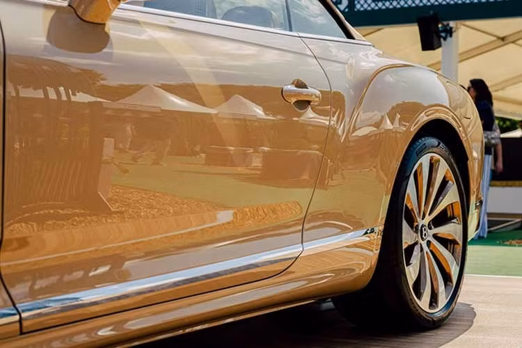 Ngoài ra, Continental GTC Azure Mulliner Qatar Edition đặc biệt này còn được trang bị hộp số ly hợp kép 8 cấp ( DCT ), vi sai chống trượt điện tử (eLSD) và hệ dẫn động bốn bánh toàn thời gian.