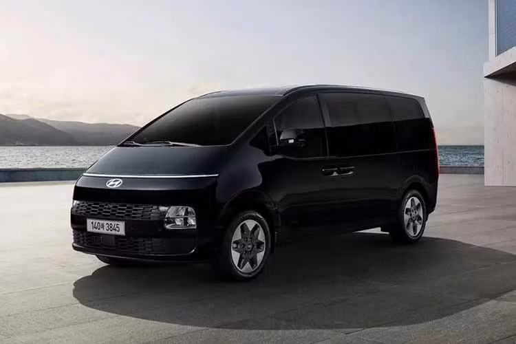 Staria Electric: MPV thuần điện ra mắt toàn cầu đầu năm 2026 ﻿Ra mắt tại Triển lãm ô tô Brussels vào ngày 9/1/2026, Staria Electric là mẫu xe chạy điện hoàn toàn đầu tiên của Hyundai trong phân khúc MPV. Xe được phát triển trên kiến trúc EV chuyên dụng 800V, với pin dự kiến từ 84–90 kWh, phù hợp cho mục đích gia đình, thương mại và dịch vụ đưa đón. Ngoài hệ truyền động điện, mẫu xe còn sở hữu thiết kế vô-lăng mới, hệ thống giải trí nâng cấp và các công nghệ hỗ trợ lái tiên tiến