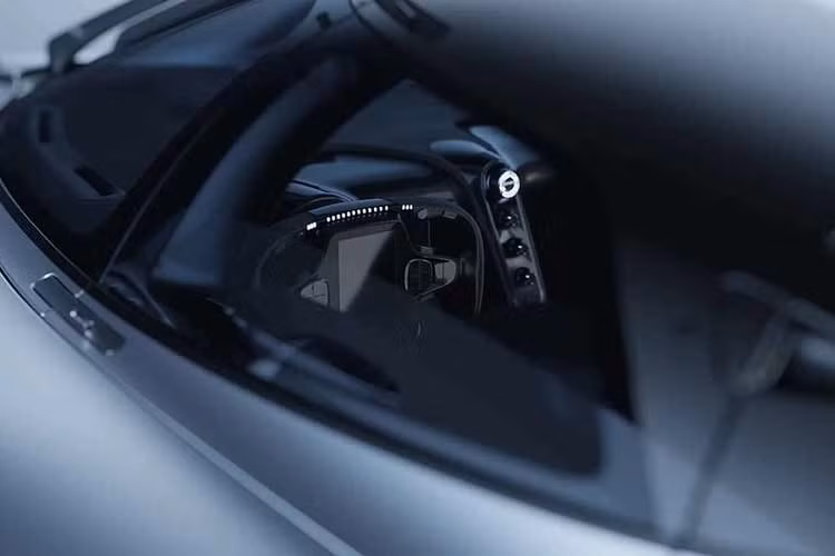 Thay vì sử dụng kiểu cửa cánh chim thường thấy trên các đối thủ từ Aston Martin, Red Bull lựa chọn cơ cấu cửa nhị diện (cánh bướm) cho RB17, giúp việc ra vào khoang lái trở nên linh hoạt và thuận tiện hơn.