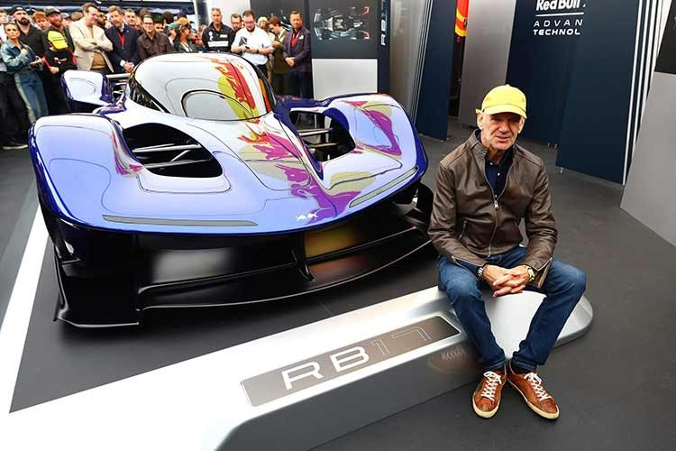 Về vận hành, RB17 được trang bị động cơ V10 hút khí tự nhiên dung tích 4.5L do Cosworth phát triển, cho công suất 1.014 mã lực. Động cơ này có khả năng đạt giới hạn vòng tua lên tới 15.000 vòng/phút, mang lại âm thanh gợi nhớ đến kỷ nguyên F1 V10 đầy cảm xúc.