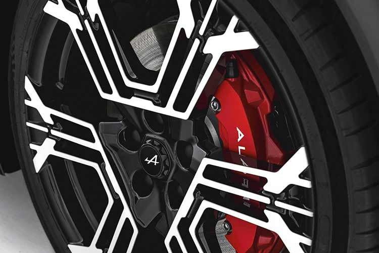 Hai phiên bản đầu tiên có công suất 395 mã lực và mô-men xoắn 661 Nm, trong khi phiên bản cao cấp nhất sở hữu công suất 470 mã lực và mô-men xoắn 824 Nm. Cả 3 phiên bản đều có tốc độ tối đa 200 km/h nhưng 2 bản đầu tiên có thời gian tăng tốc từ 0 đến 100 km/h trong 4,8 giây, còn phiên bản GTS chỉ mất 3,9 giây.