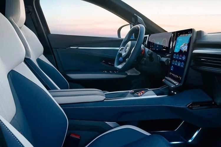 Alpine cũng đề cập đến màn hình đa phương tiện 12 inch tích hợp dịch vụ Google và Alpine Portal, cụm đồng hồ kỹ thuật số 12,3 inch, hệ thống âm thanh 13 loa, kết nối điện thoại thông minh không dây, gương chiếu hậu chống chói tự động không viền, đèn chiếu sáng nội thất (lên đến 48 màu) và nhiều trang bị an toàn.