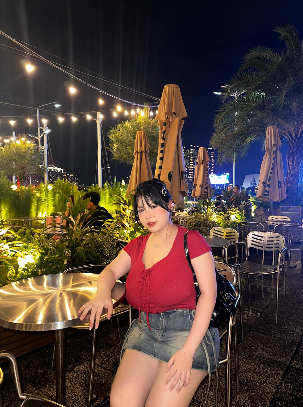 Dân mạng cho rằng hot girl này quyết định đầy mạnh mẽ và xem đó là một hành động tự vệ, một cách để giành lại quyền kiểm soát từ những kẻ đã cố tình làm ảnh hưởng đến mình.