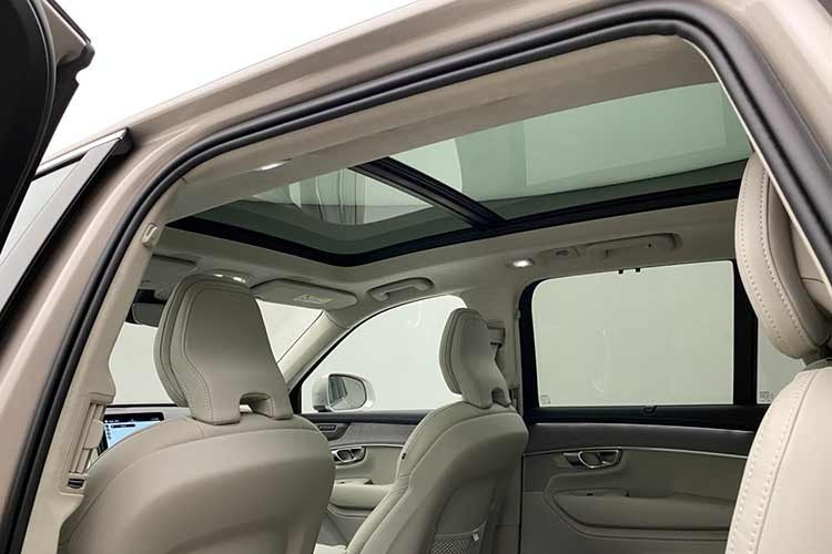 Xe được trang bị khối động cơ 2.0L tăng áp tích hợp công nghệ Mild-Hybrid 48V, sản sinh công suất tối đa 250 mã lực và mô-men xoắn cực đại 350 Nm. Đi kèm với đó vẫn là hệ dẫn động bốn bánh toàn thời gian (AWD) và hộp số tự động 8 cấp mượt mà, đảm bảo khả năng vận hành ổn định và tiết kiệm nhiên liệu trong điều kiện giao thông đô thị.