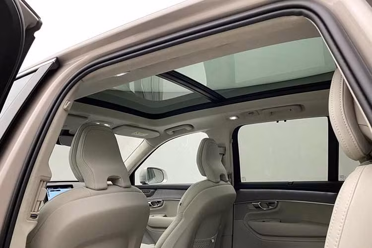 Xe được trang bị khối động cơ 2.0L tăng áp tích hợp công nghệ Mild-Hybrid 48V, sản sinh công suất tối đa 250 mã lực và mô-men xoắn cực đại 350 Nm. Đi kèm với đó vẫn là hệ dẫn động bốn bánh toàn thời gian (AWD) và hộp số tự động 8 cấp mượt mà, đảm bảo khả năng vận hành ổn định và tiết kiệm nhiên liệu trong điều kiện giao thông đô thị.