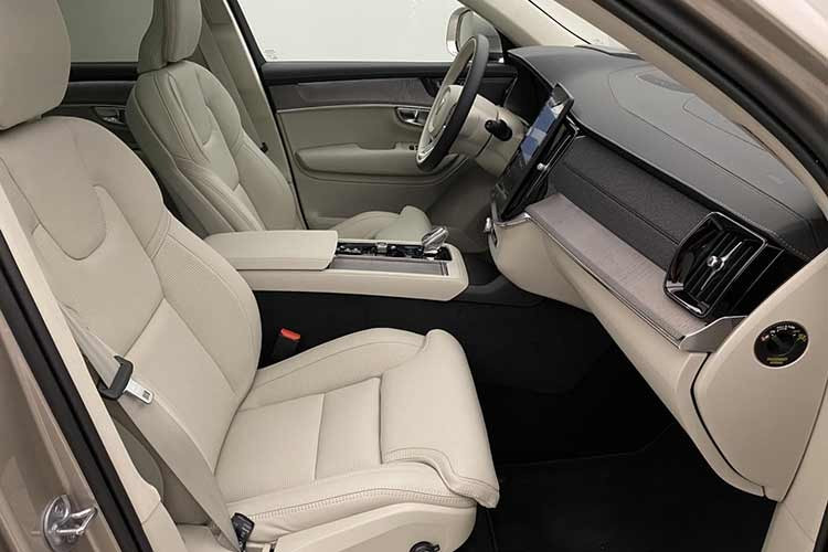 Bên cạnh đó, Volvo vẫn duy trì những giá trị xa xỉ cốt lõi như cần số được chế tác thủ công từ pha lê Orrefors, hệ thống âm thanh Bowers &amp; Wilkins 19 loa cao cấp cho công suất lên tới 1.410W, cùng ghế ngồi bọc da Nappa tích hợp tính năng thông gió và hệ thống điều hòa 4 vùng độc lập.