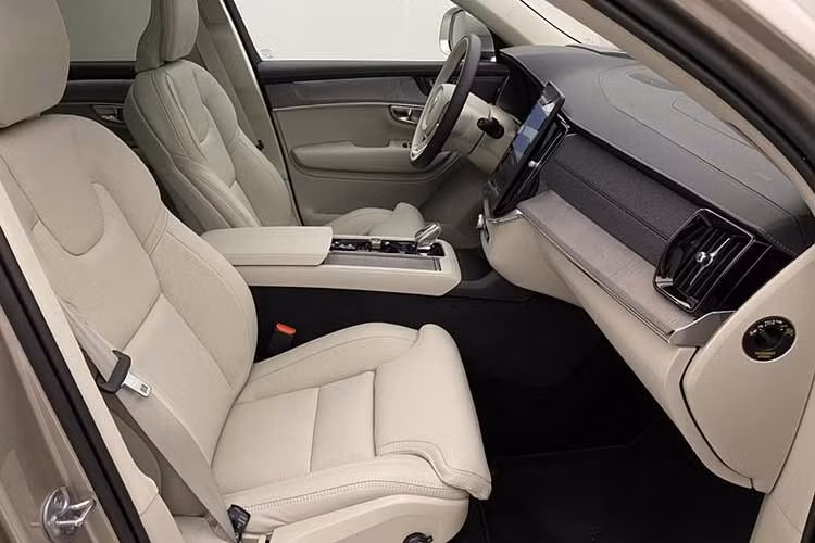 Bên cạnh đó, Volvo vẫn duy trì những giá trị xa xỉ cốt lõi như cần số được chế tác thủ công từ pha lê Orrefors, hệ thống âm thanh Bowers &amp; Wilkins 19 loa cao cấp cho công suất lên tới 1.410W, cùng ghế ngồi bọc da Nappa tích hợp tính năng thông gió và hệ thống điều hòa 4 vùng độc lập.