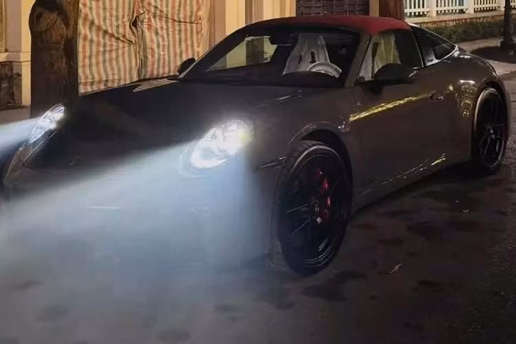 Dải đèn hậu được thiết kế lại dưới dạng vòng cung ánh sáng tích hợp và logo 'PORSCHE' giúp phần đuôi của 911 trở nên sâu và bề thế hơn. Lưới tản nhiệt phía sau cũng được thiết kế lại với năm cánh ở mỗi bên, kết hợp cùng cửa kính phía sau để tạo nên một tổng thể liền mạch, hợp nhất với cánh gió khi ở vị trí thu gọn.