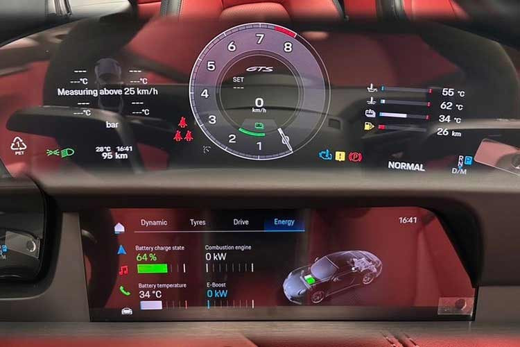 Porsche 911 Targa 4 GTS 992.2 sử dụng động cơ boxer cung cấp công suất 357 kW (485 PS) và mô-men xoắn 570 Nm. Thêm động cơ điện, tổng cộng, công suất hệ thống lên tới 398 kW (541 PS) và 610 Nm. So với phiên bản trước, mức tăng công suất đạt 45 kW (61 PS).