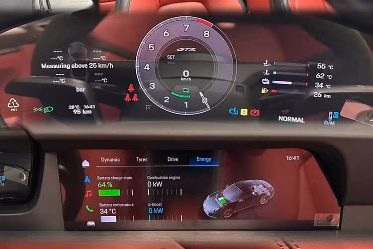 Porsche 911 Targa 4 GTS 992.2 sử dụng động cơ boxer cung cấp công suất 357 kW (485 PS) và mô-men xoắn 570 Nm. Thêm động cơ điện, tổng cộng, công suất hệ thống lên tới 398 kW (541 PS) và 610 Nm. So với phiên bản trước, mức tăng công suất đạt 45 kW (61 PS).