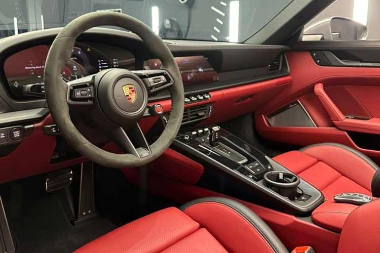 Porsche thiết kế nội thất 911 mới với tiêu chuẩn hai chỗ ngồi. Lần đầu tiên nút khởi động mới xuất hiện trên 911, được đặt ở bên trái của vô lăng. 911 sở hữu cụm đồng hồ kỹ thuật số hoàn toàn, cung cấp tới bảy chế độ hiển thị, bao gồm một chế độ hiển thị Classic độc quyền dựa trên thiết kế truyền thống với năm đồng hồ tròn, trong đó có một đồng hồ vòng tua chính giữa.