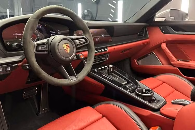 Porsche thiết kế nội thất 911 mới với tiêu chuẩn hai chỗ ngồi. Lần đầu tiên nút khởi động mới xuất hiện trên 911, được đặt ở bên trái của vô lăng. 911 sở hữu cụm đồng hồ kỹ thuật số hoàn toàn, cung cấp tới bảy chế độ hiển thị, bao gồm một chế độ hiển thị Classic độc quyền dựa trên thiết kế truyền thống với năm đồng hồ tròn, trong đó có một đồng hồ vòng tua chính giữa.