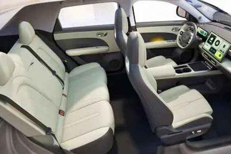 Hệ thống giải trí của Chery QQ3 EV sử dụng chip Snapdragon 8155, cấu hình thường thấy trên các mẫu xe điện cao cấp, đi kèm trợ lý giọng nói tích hợp trí tuệ nhân tạo.