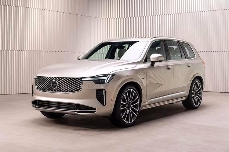 Volvo Việt Nam mới đây đã chính thức thông báo nhận đặt cọc mẫu SUV hạng sang Volvo XC90 2026 mới. Theo tiết lộ từ tư vấn bán hàng, xe sẽ chào sân thị trường Việt vào cuối tháng 3 với tên gọi đầy đủ là Volvo XC90 Ultra B5. Hiện xe đã về đại lý và có giá bán dự kiến khoảng 3,579 tỷ đồng.