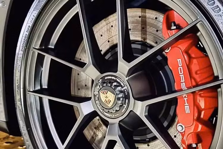 Tổng cộng có bảy tùy chọn thiết kế mâm xe 19/20 inch hoặc 20/21 inch có sẵn cho 911 mới, riêng chiếc xe thể thao mui trần Porsche 911 Targa 4 GTS của nữ doanh nhân Hà Nội có bộ mâm 5 chấu kép dạng chữ Y được sơn đen nhám, đi kèm khóa bánh trung tâm.