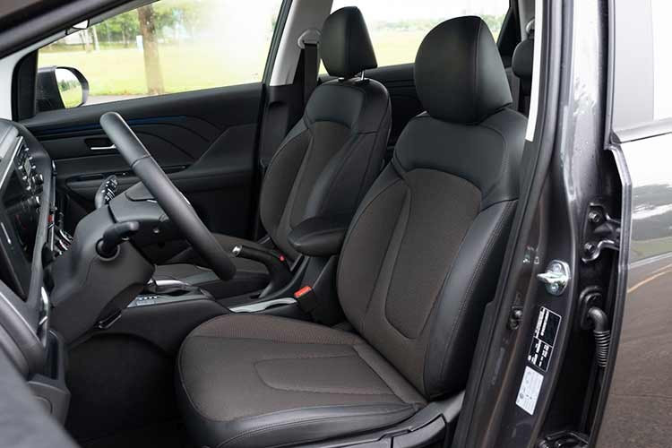 Bản cao sẽ được trang bị mâm 17 inch, bảng đồng hồ kỹ thuật số 10,25 inch, màn hình thông tin giải trí 10,25 inch, điều hòa tự động, sạc không dây, hệ thống âm thanh 6 loa, kết nối Bluelink, cảm biến áp suất lốp và 6 túi khí. Ngoài ra, các bản cao cấp còn có gói an toàn chủ động Hyundai SmartSense với những chức năng như hỗ trợ tránh va chạm điểm mù, phanh khẩn cấp tự động, hỗ trợ giữ làn đường...