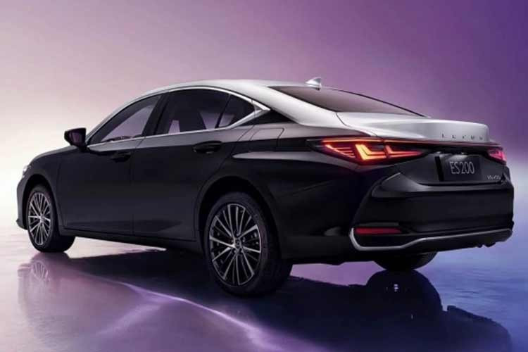 Tại thị trường Trung Quốc, Lexus ES 200 Moon Shadow có giá bán 307.800 Nhân dân tệ (khoảng 1,077 tỷ đồng). Mức giá này cao hơn 7.900 Nhân dân tệ (27 triệu đồng) so với bản ES 200 Premium tiêu chuẩn, nhưng rẻ hơn 4.900 Nhân dân tệ (17 triệu đồng) so với ES 200 Black Edition đang bán tại thị trường hàng xóm của Việt Nam.