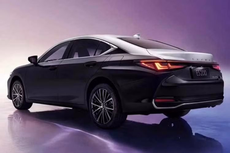Tại thị trường Trung Quốc, Lexus ES 200 Moon Shadow có giá bán 307.800 Nhân dân tệ (khoảng 1,077 tỷ đồng). Mức giá này cao hơn 7.900 Nhân dân tệ (27 triệu đồng) so với bản ES 200 Premium tiêu chuẩn, nhưng rẻ hơn 4.900 Nhân dân tệ (17 triệu đồng) so với ES 200 Black Edition đang bán tại thị trường hàng xóm của Việt Nam.