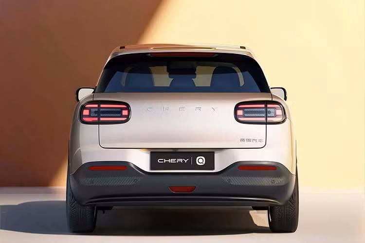 Xe cung cấp hai tùy chọn pin LFP dung lượng 29,5kWh và 41,3kWh, cho phạm vi hoạt động theo chuẩn CLTC từ 310 – 420km. Với thông số này, QQ3 EV đủ sức đáp ứng nhu cầu di chuyển đô thị và cả những hành trình liên tỉnh ngắn.