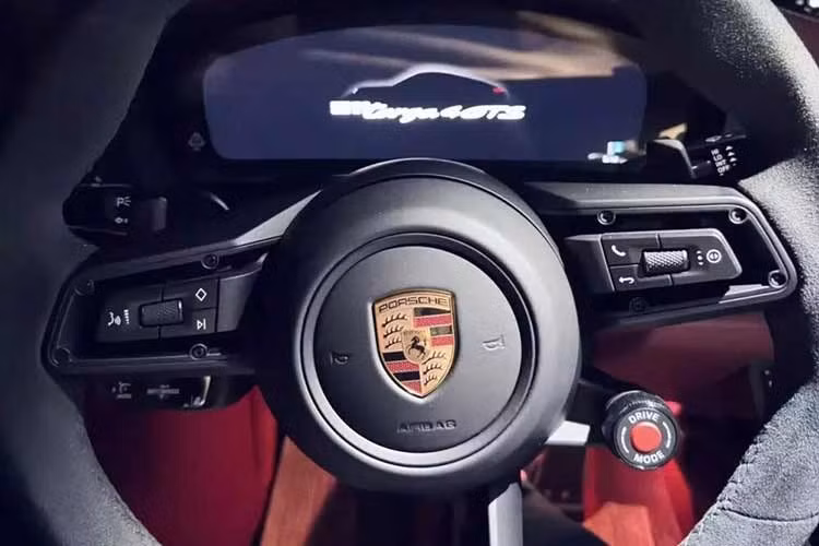 Hệ thống Quản lý liên lạc của Porsche (PCM) tiếp tục được vận hành bằng màn hình trung tâm độ phân giải cao với màn hình 10,9 inch. Porsche 911 mới cũng có tính năng sạc điện thoại thông minh không dây mới.