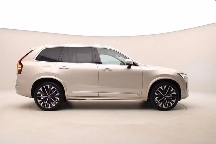 Mẫu xe SUV hạng sang Volvo XC90 2026 sở hữu nhiều thay đổi ở ngoại thất nhưng vẫn giữ được nét tinh tế đặc trưng của Bắc Âu. Phần đầu xe nổi bật với lưới tản nhiệt mạ chrome chuyển sang họa tiết nan chéo đầy phá cách, thay thế cho dạng nan dọc truyền thống.